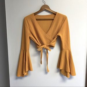 NWOT GOLD WRAP  FLUTTER SLEEVE LARGE